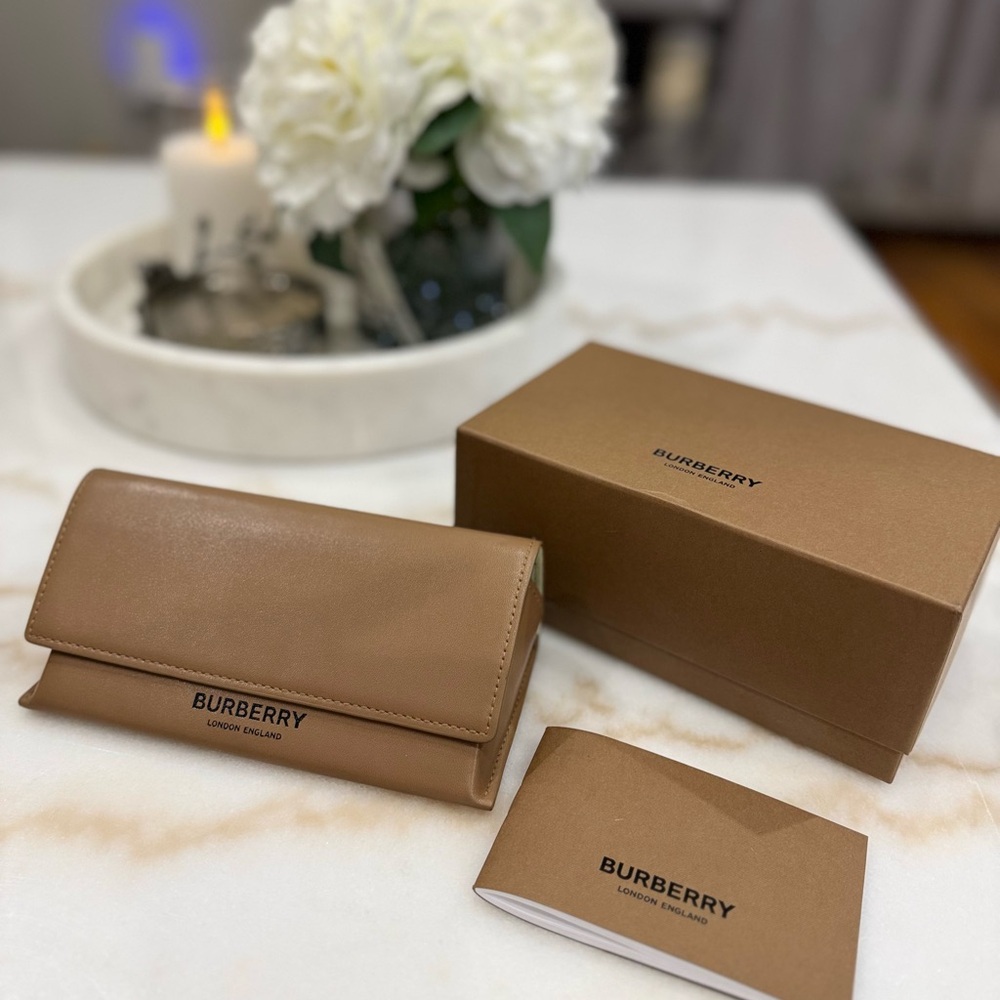 Burberry Black Sunglasses with Multicolor Patterned Temples - Picture 2 of 11